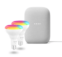 Deux ampoules intelligentes Wyze colorées sont affichées à côté d'un haut-parleur intelligent Wyze.