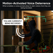 Une personne qui détient un Wyze Battery Video Doorbell.