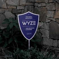 Un signe violet avec les mots "Wyze Security" écrit sur elle.